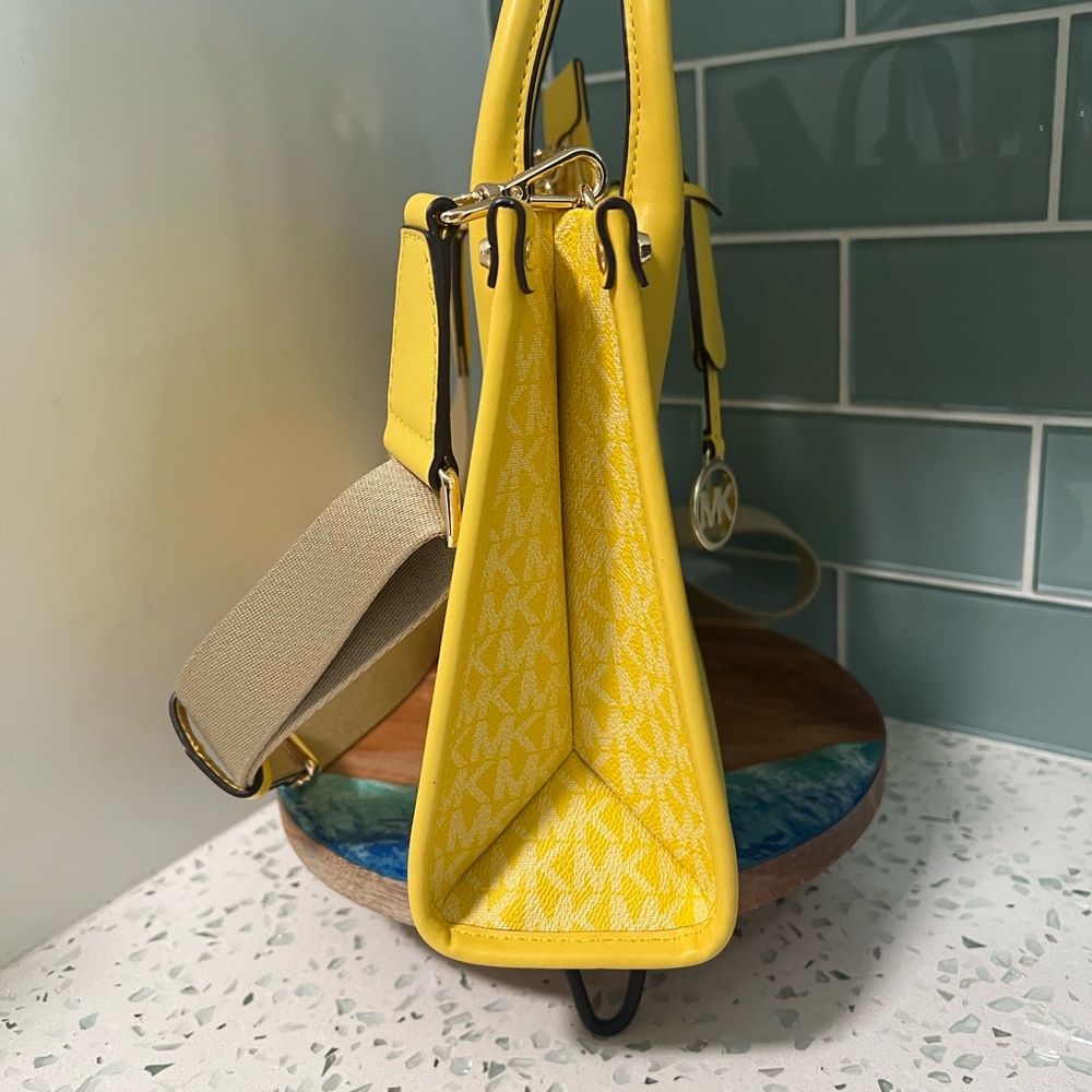 Michael Kors Mirella Small Shopper
Top Zip Tote Crossbody Jasmine
Yellow NEW - Picture 4 of 7